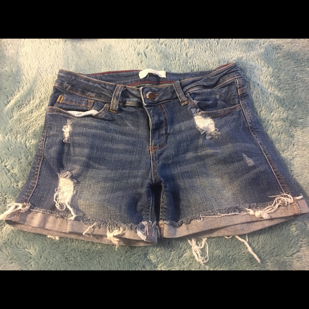 Size 27 shorts.  Selling because they do not fit!